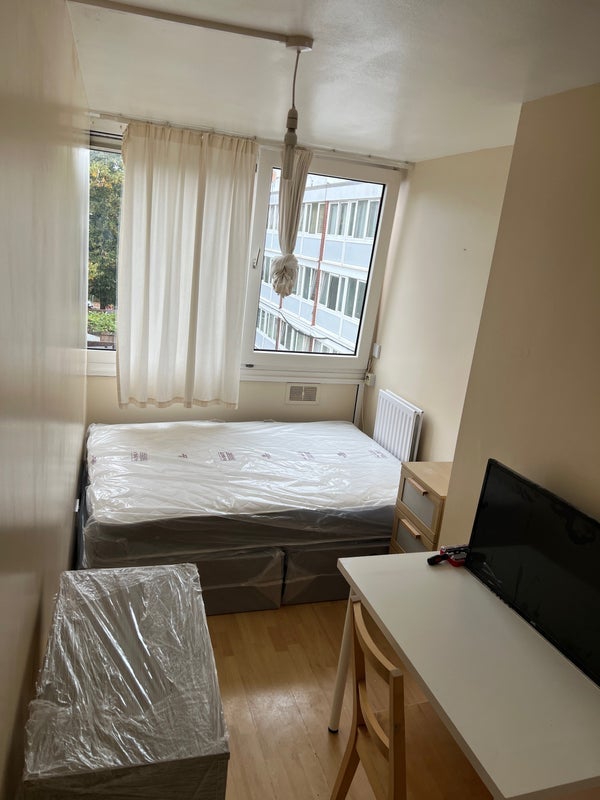 Room Hersham Close in Greater London