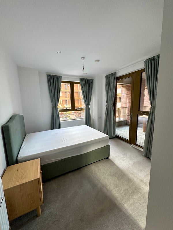 Room Sharratt Street in Greater London