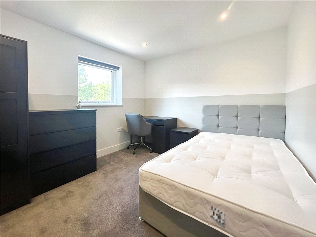 Room Roundhill Way in Guildford