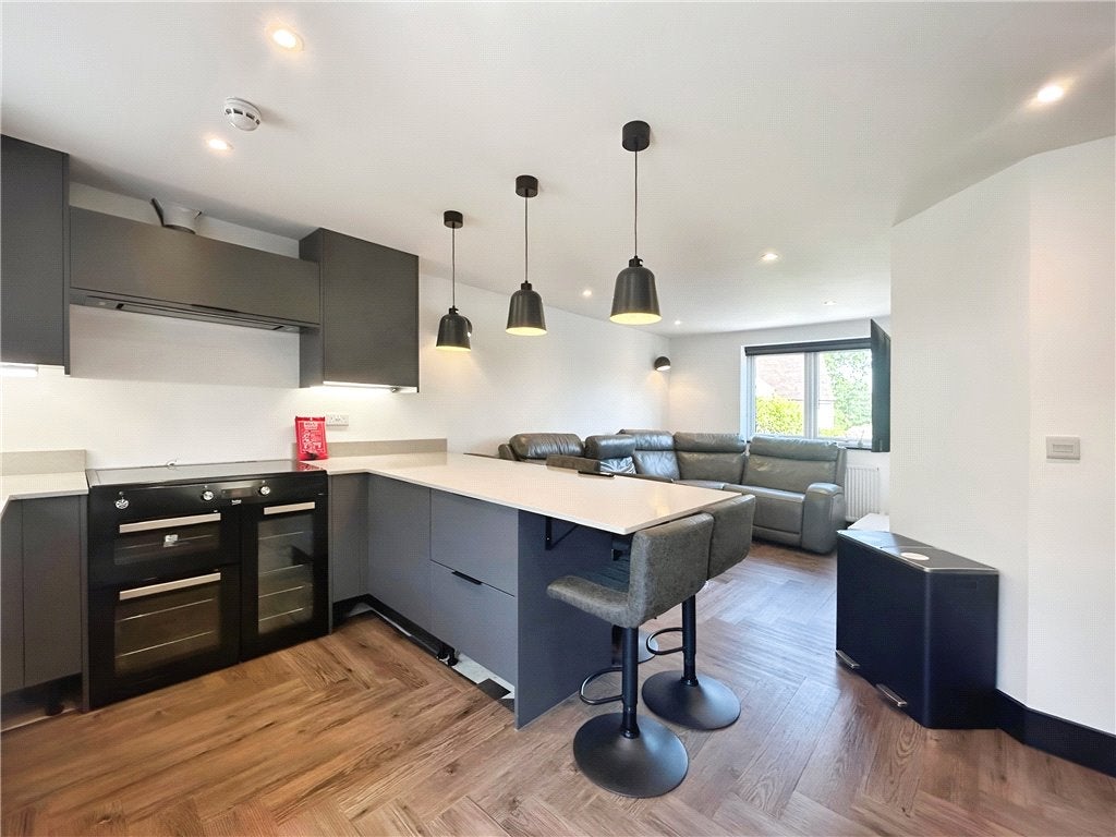 Room Roundhill Way in Guildford