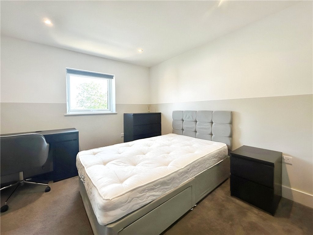Room Roundhill Way in Guildford