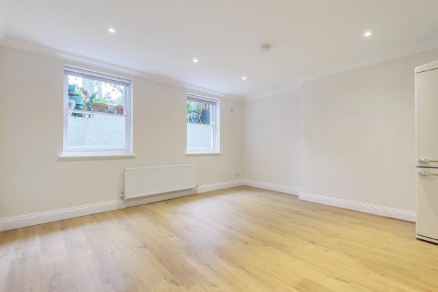 Flat Waldegrave Park in London