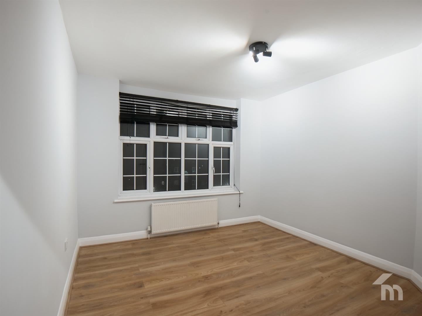 Flat Wynash Gardens in Greater London