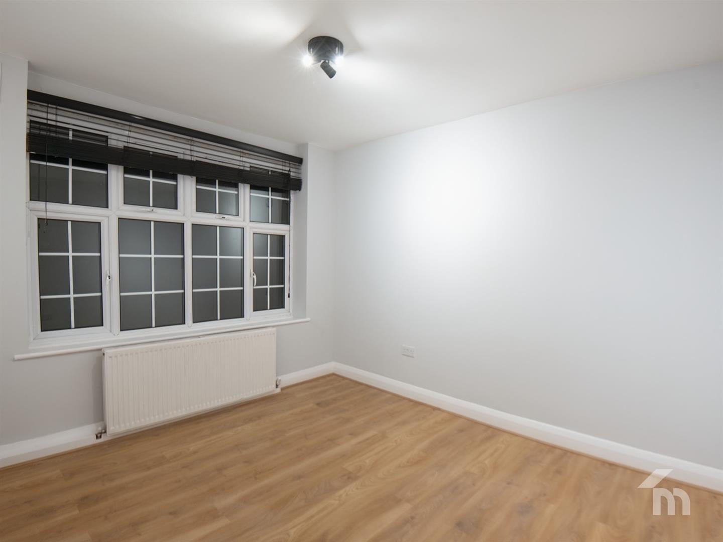 Flat Wynash Gardens in Greater London