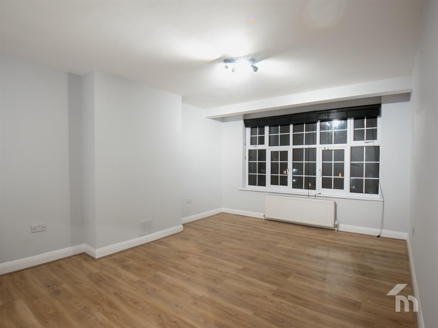 Flat Wynash Gardens in Greater London