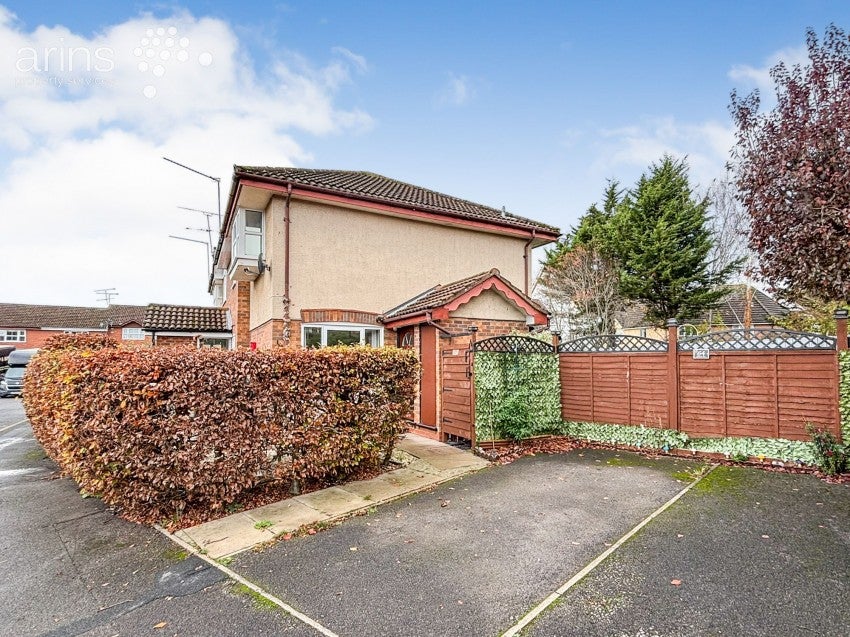 House Lysander Close in Reading