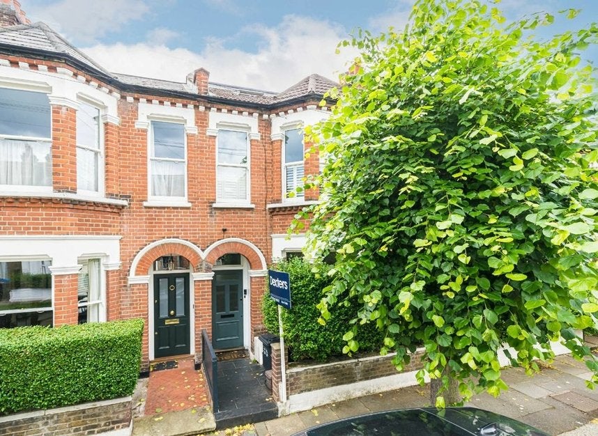 Flat Warren Road in Greater London