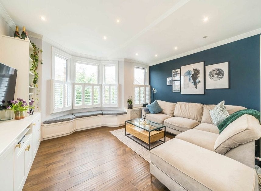 Flat Warren Road in Greater London