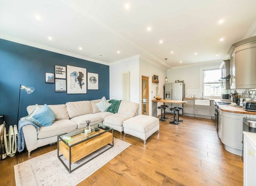 Flat Warren Road in Greater London