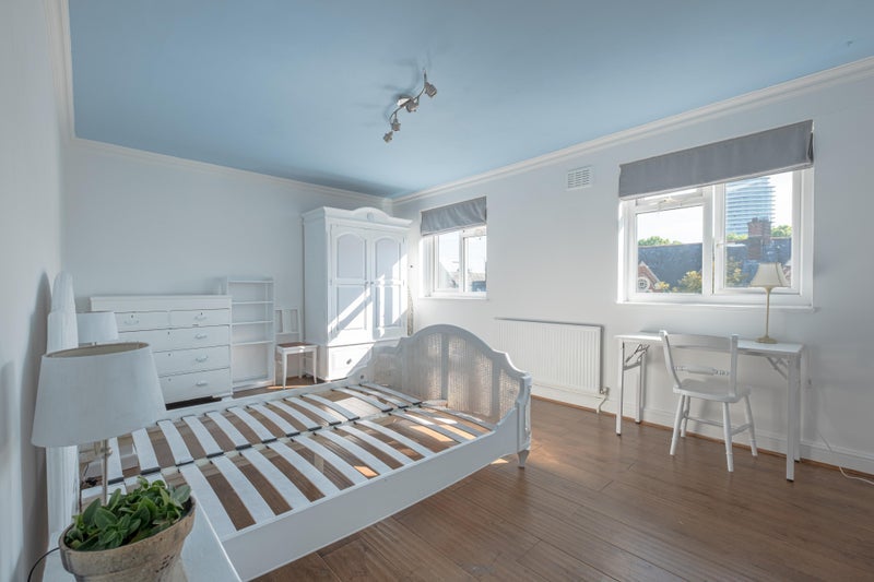 Room Battersea High Street in Greater London