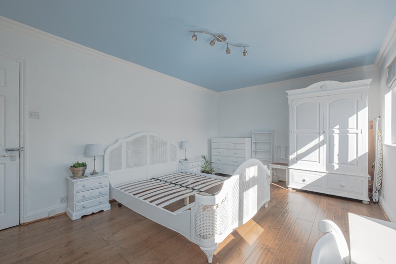 Room Battersea High Street in Greater London