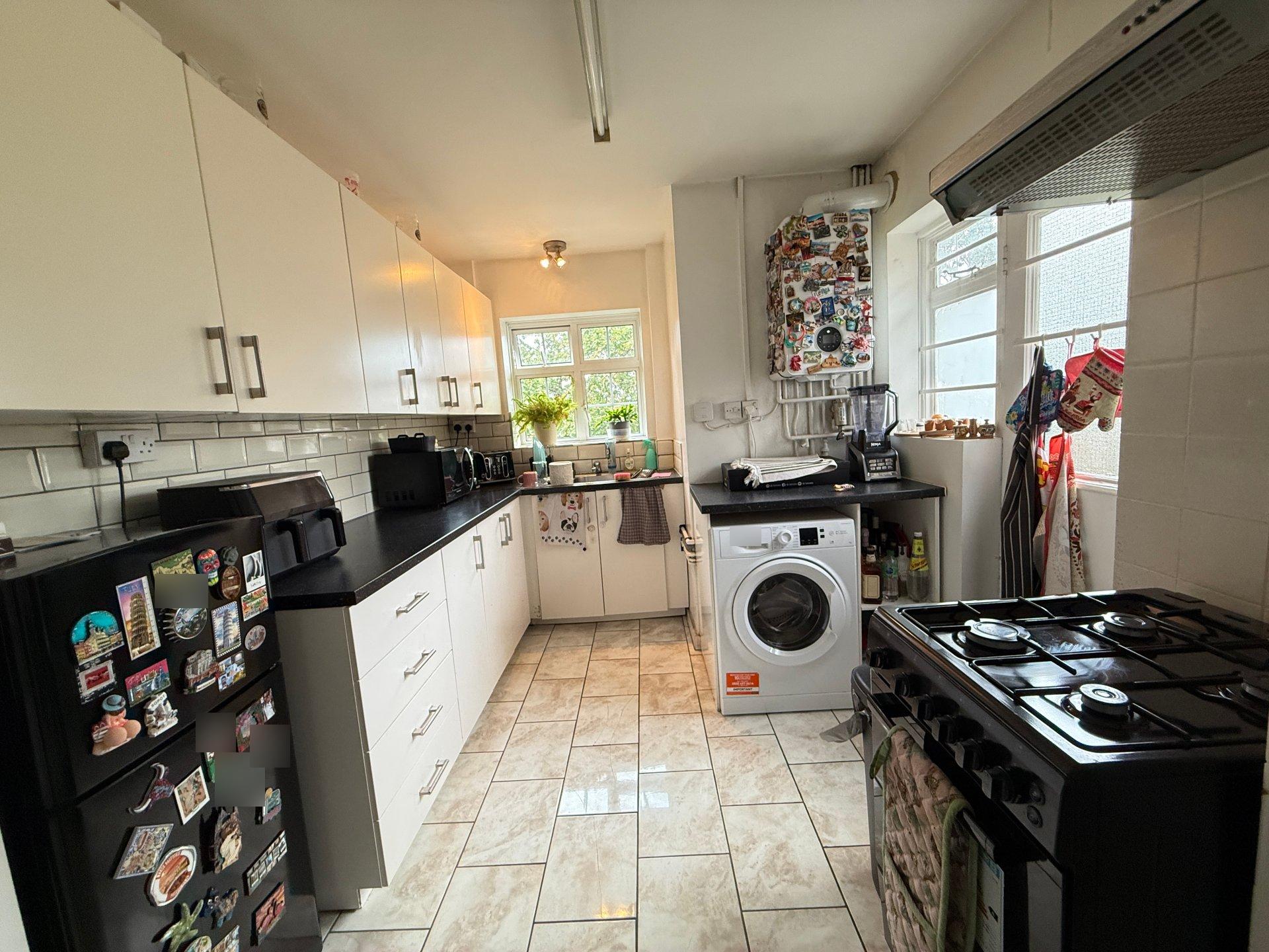Flat Kings Drive in Greater London