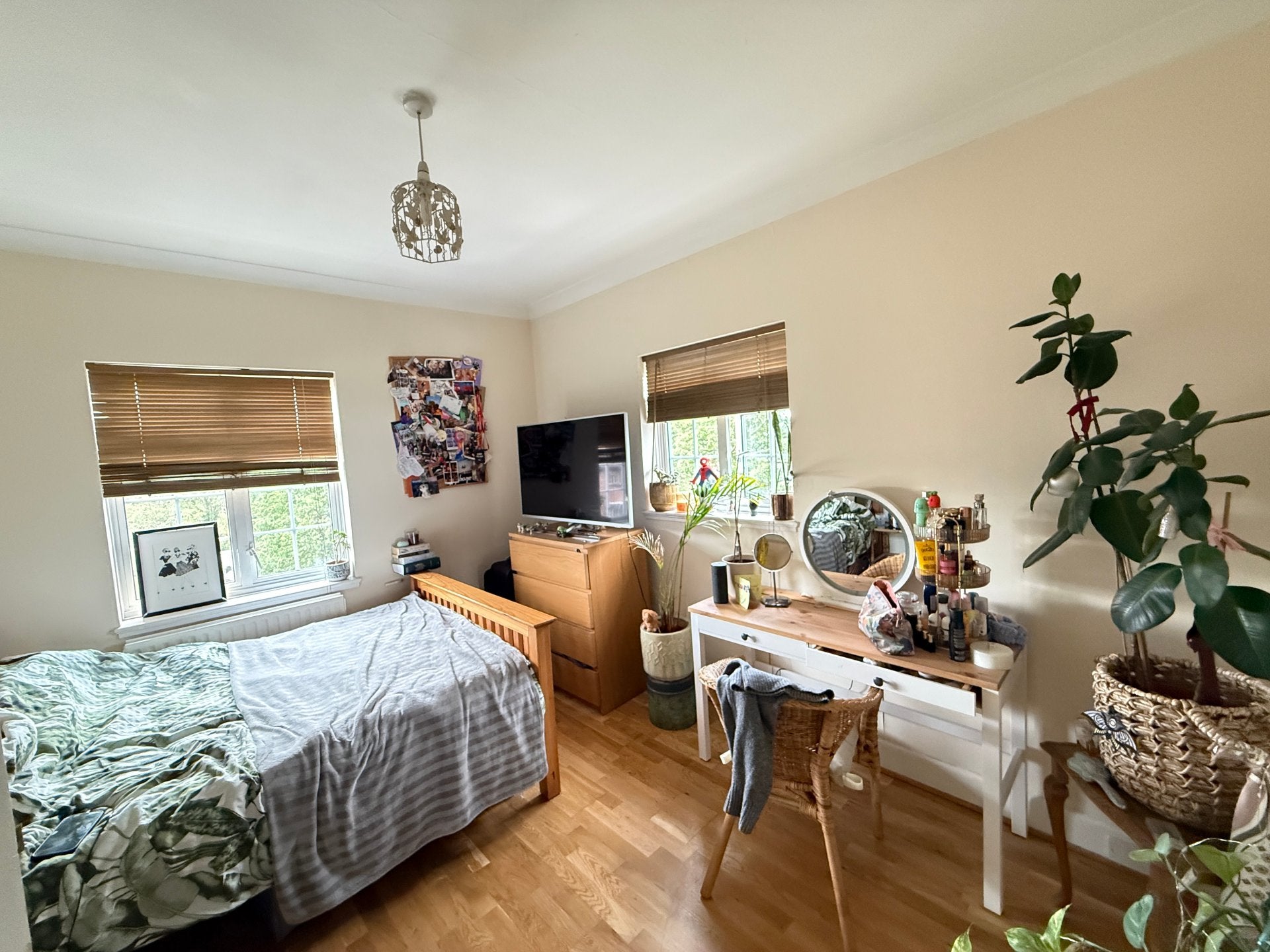 Flat Kings Drive in Greater London