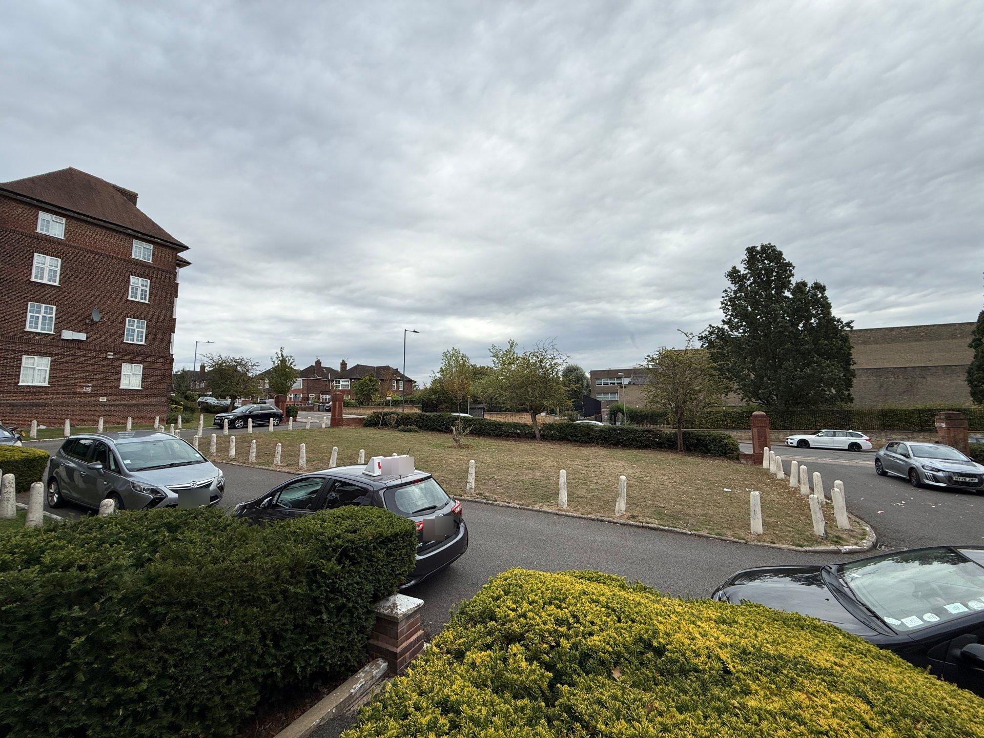 Flat Kings Drive in Greater London