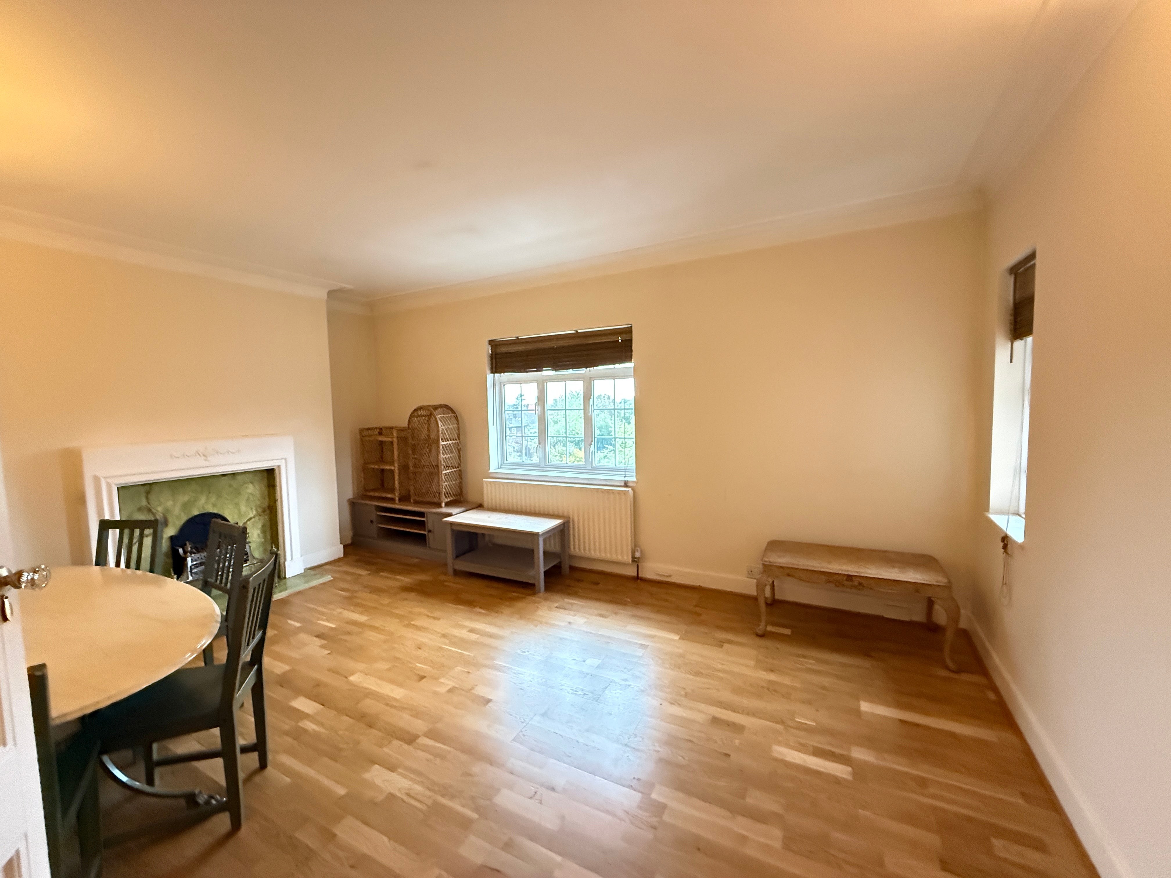 Flat Kings Drive in Greater London