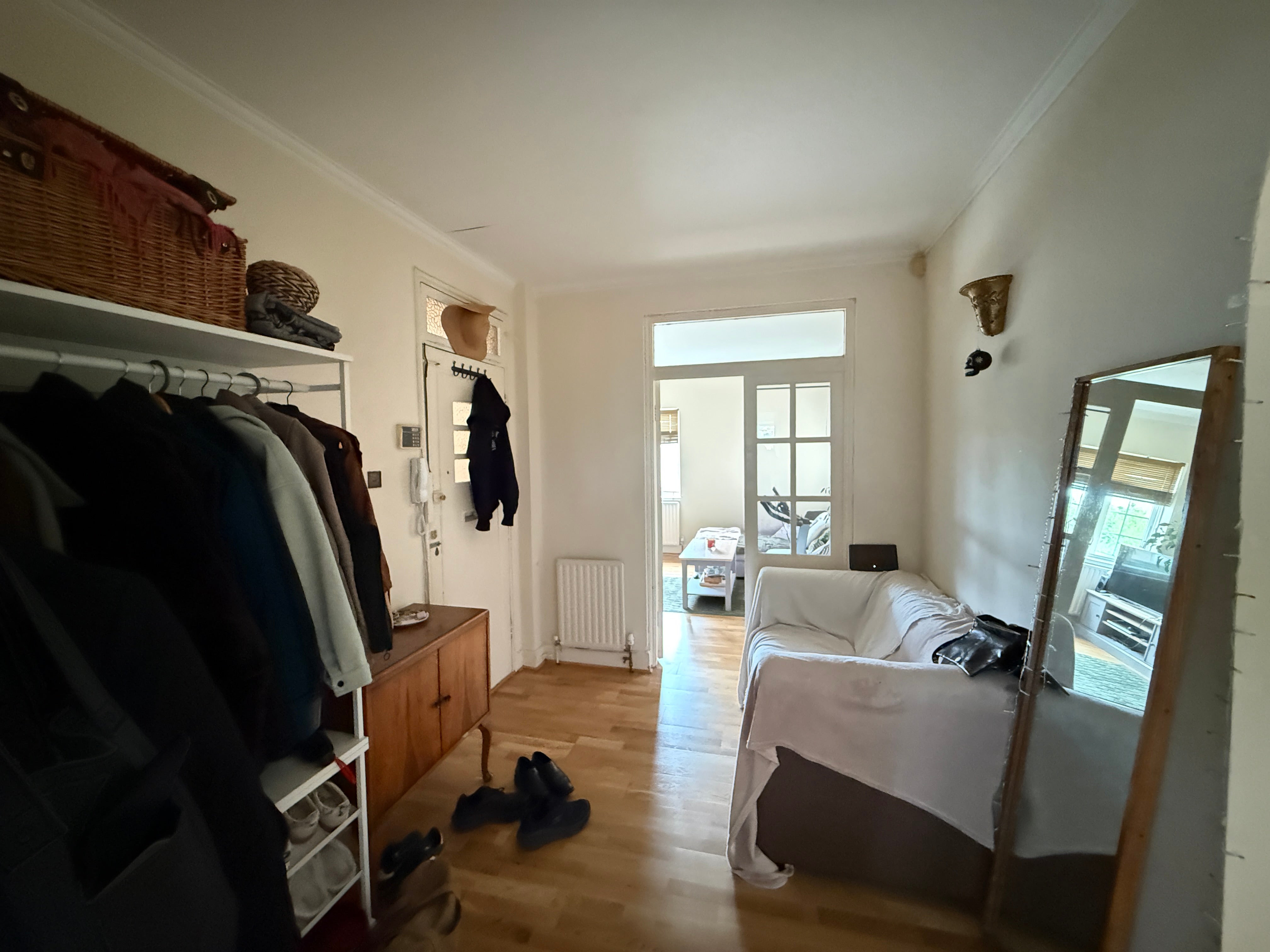 Flat Kings Drive in Greater London