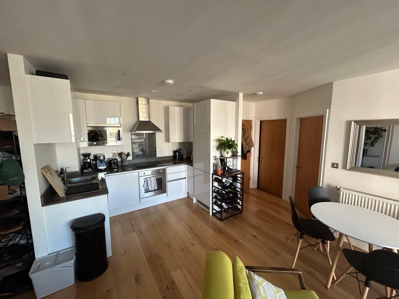 Room Silvertown Way in Greater London