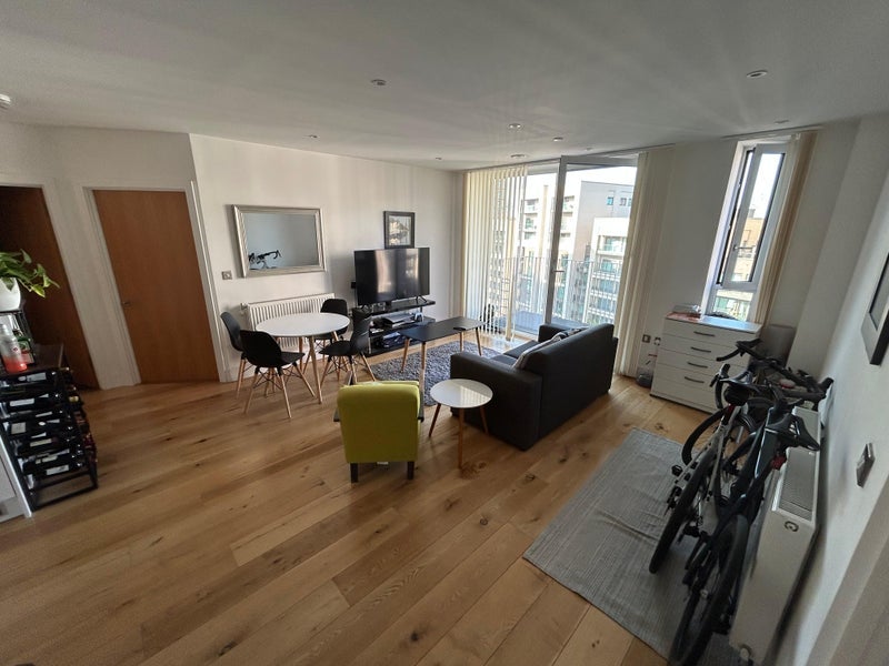 Room Silvertown Way in Greater London