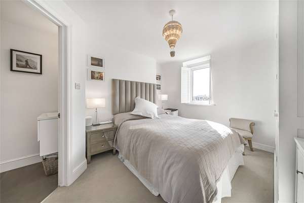 Flat Manor Road in Greater London