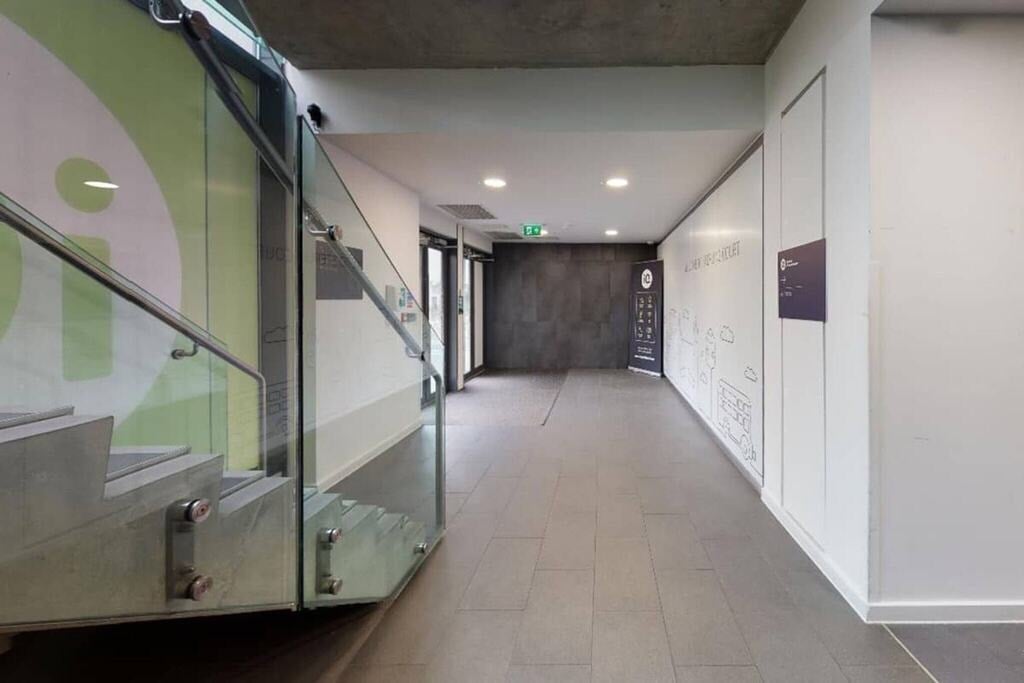Room Lakeside Way in Greater London