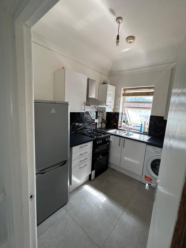Flat Silver Street in Greater London