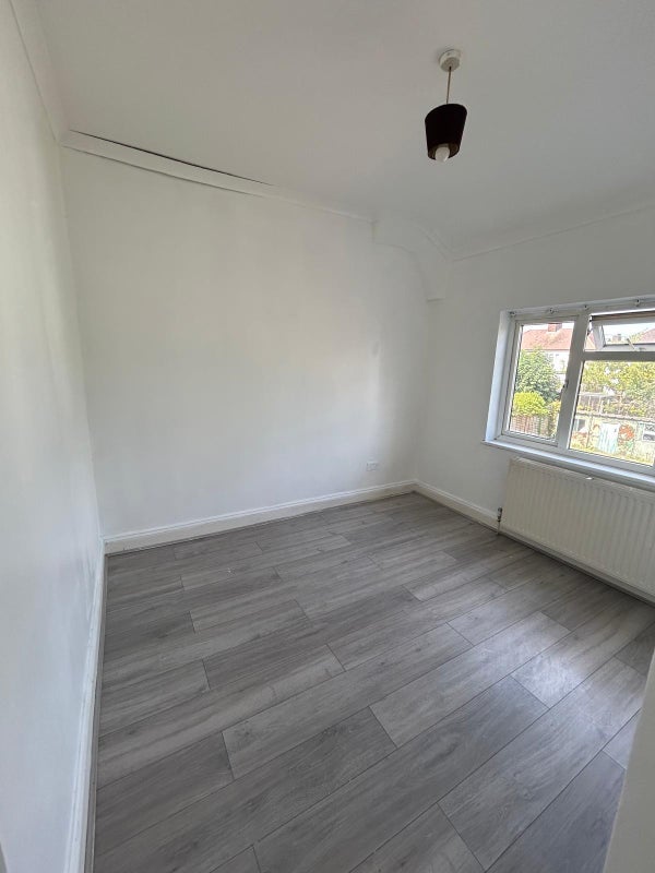 Flat Silver Street in Greater London