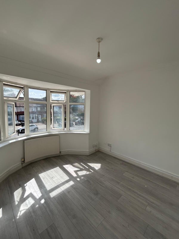 Flat Silver Street in Greater London