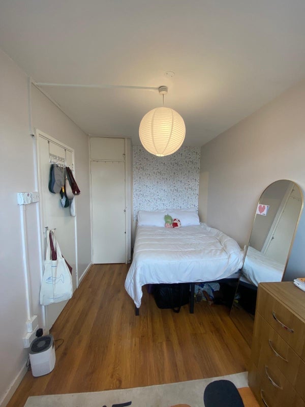 Room Middleton Road in Greater London