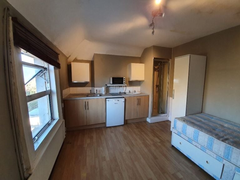 Flat Lynton Road in Greater London