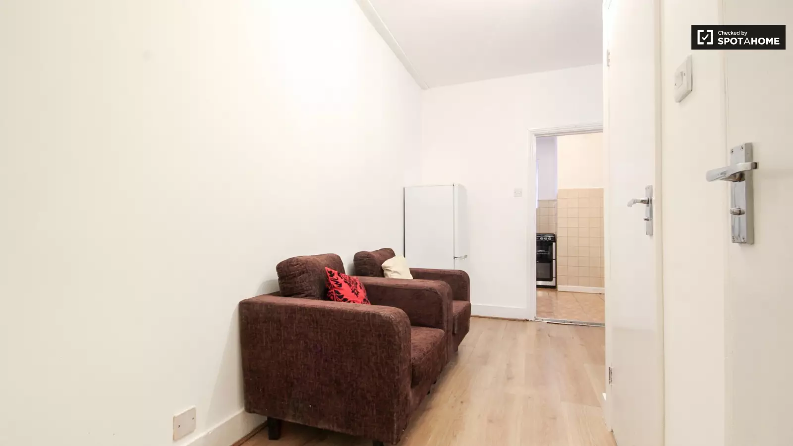 Room Drayton Road in Greater London