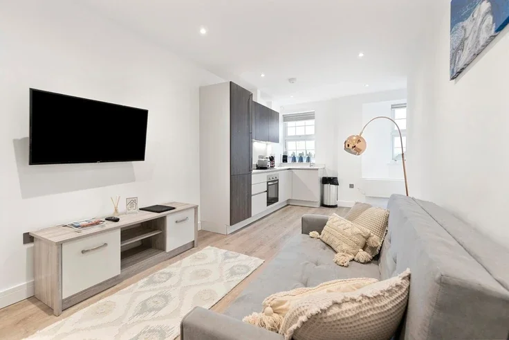 Flat Monkville Avenue in Greater London