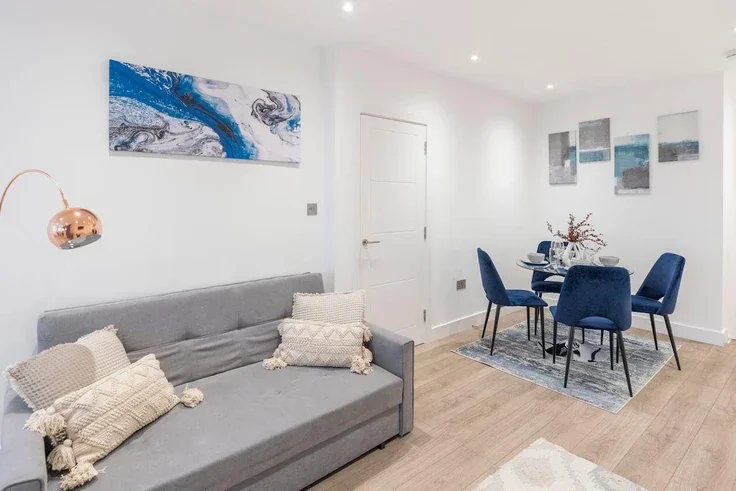 Flat Monkville Avenue in Greater London