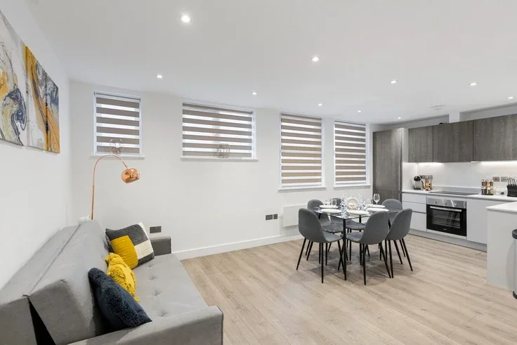 Flat Monkville Avenue in Greater London