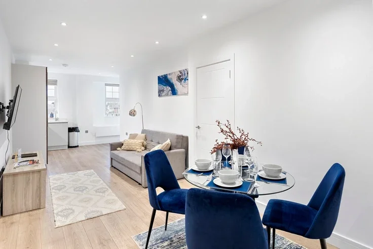 Flat Monkville Avenue in Greater London