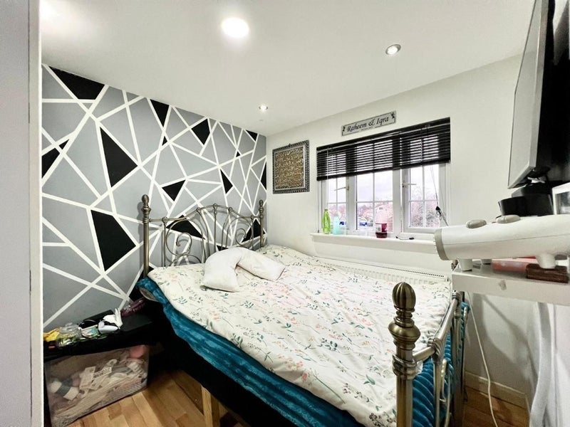 Room Queensland Close in Greater London