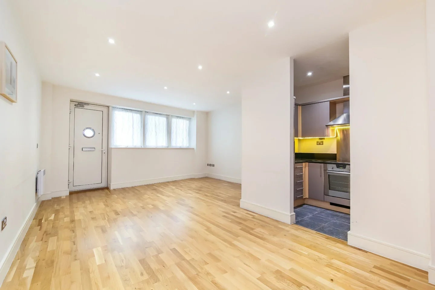 Flat Royal Oak Yard in Greater London