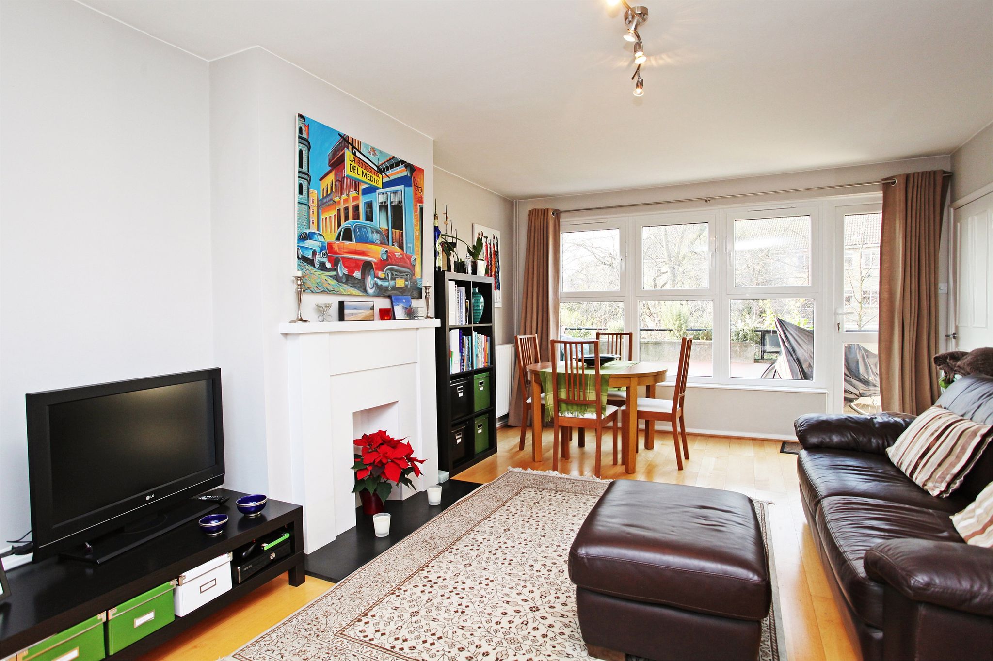 Flat Ashchurch Grove in Greater London