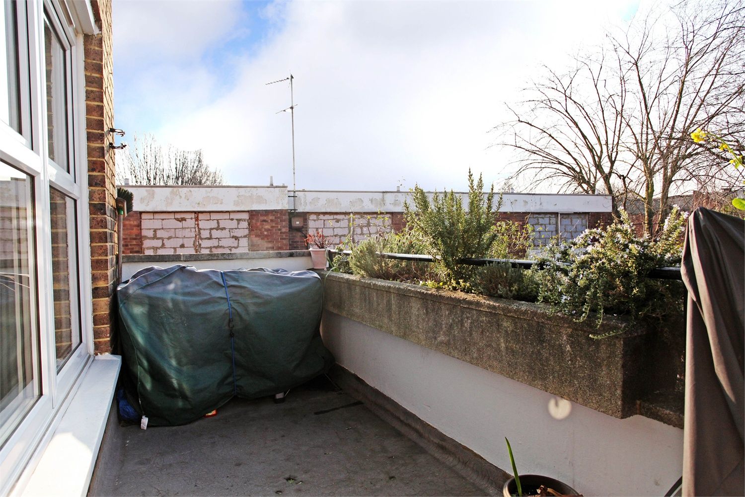 Flat Ashchurch Grove in Greater London