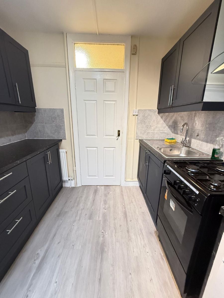 Flat Rugby Avenue in Greater London