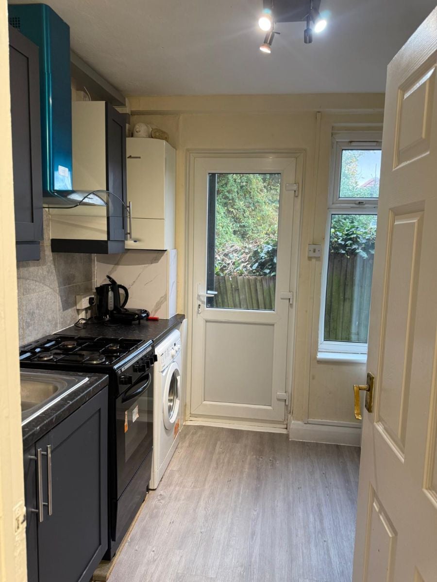 Flat Rugby Avenue in Greater London