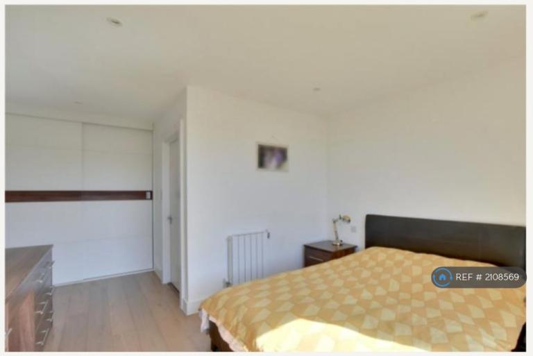 Flat Tizzard Grove in Greater London