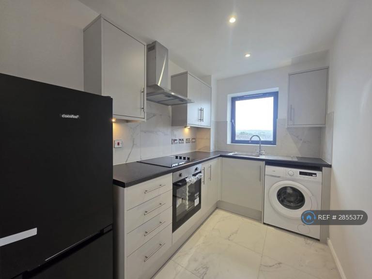 Flat Grant Road in Greater London