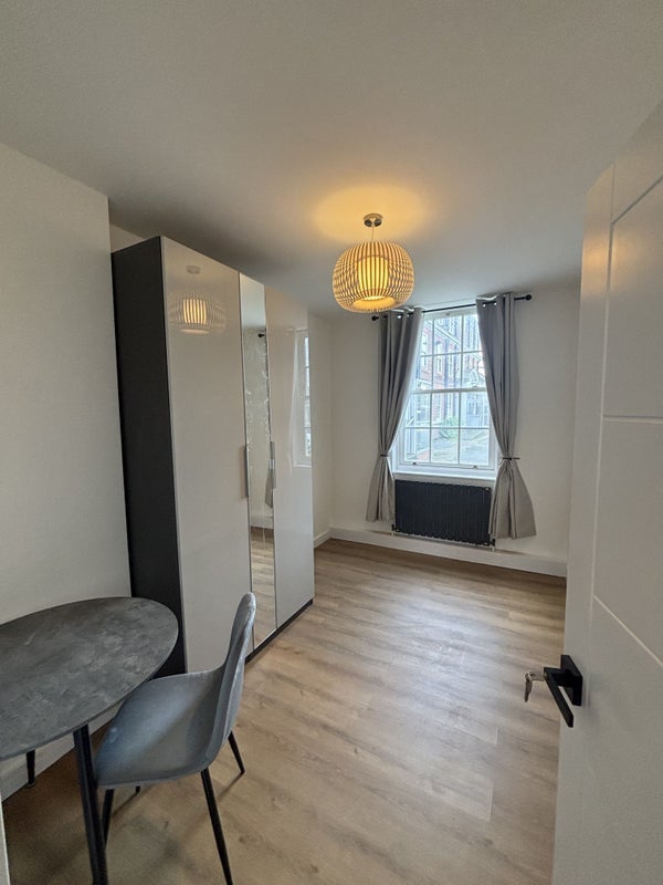 Flat Blakenham Court in Greater London