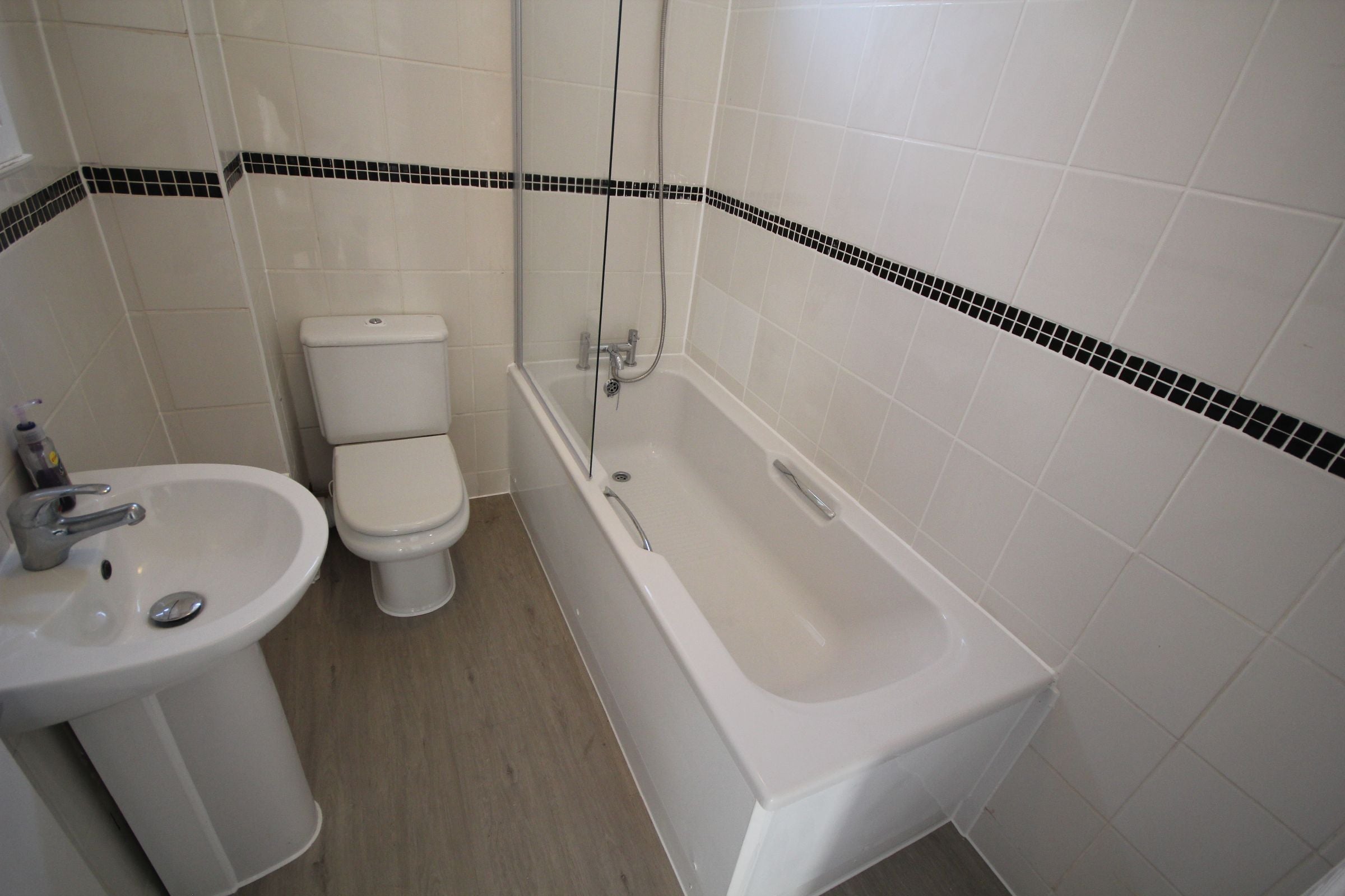 Flat Greenhill Road in Greater London