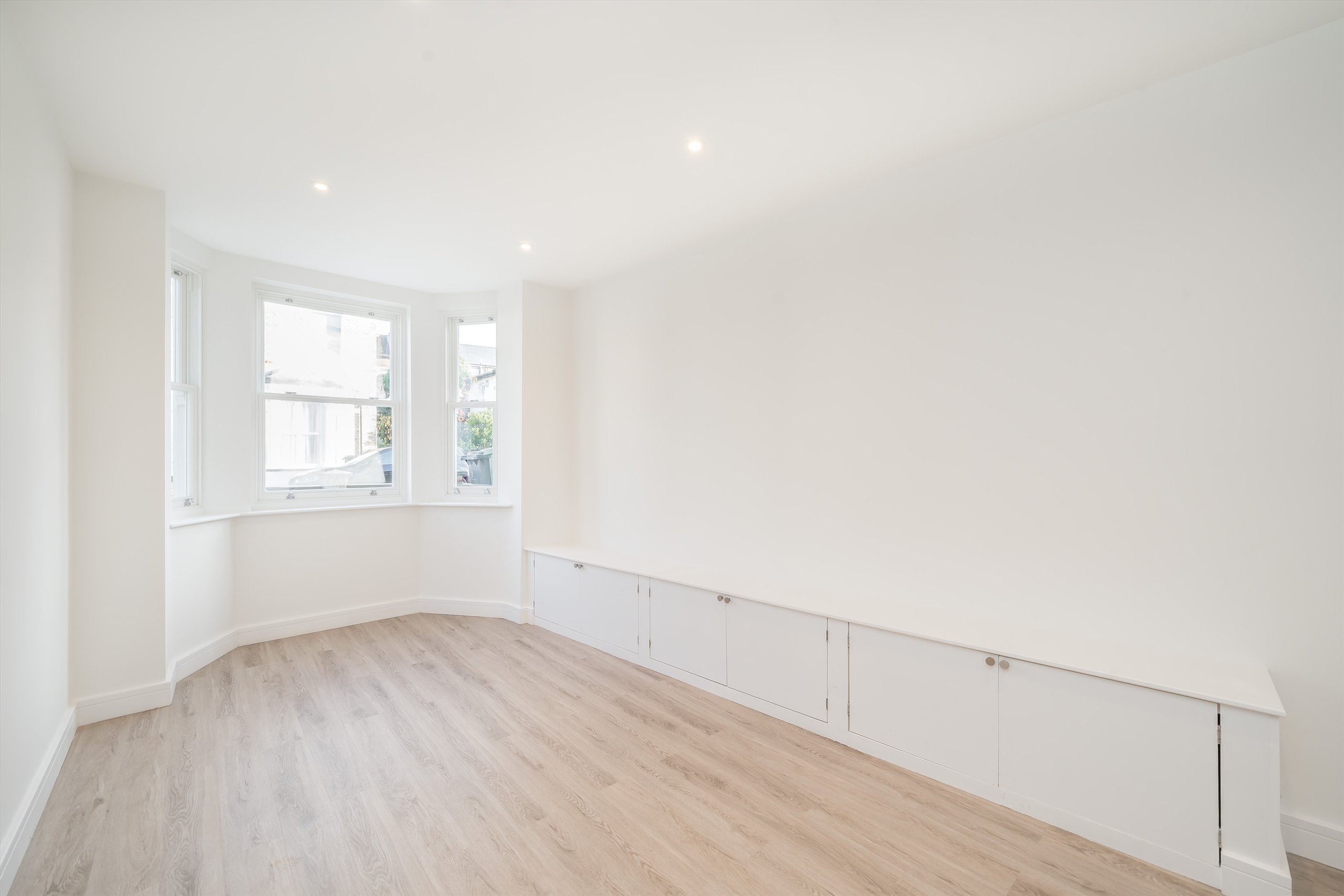 Flat Sulina Road in Greater London