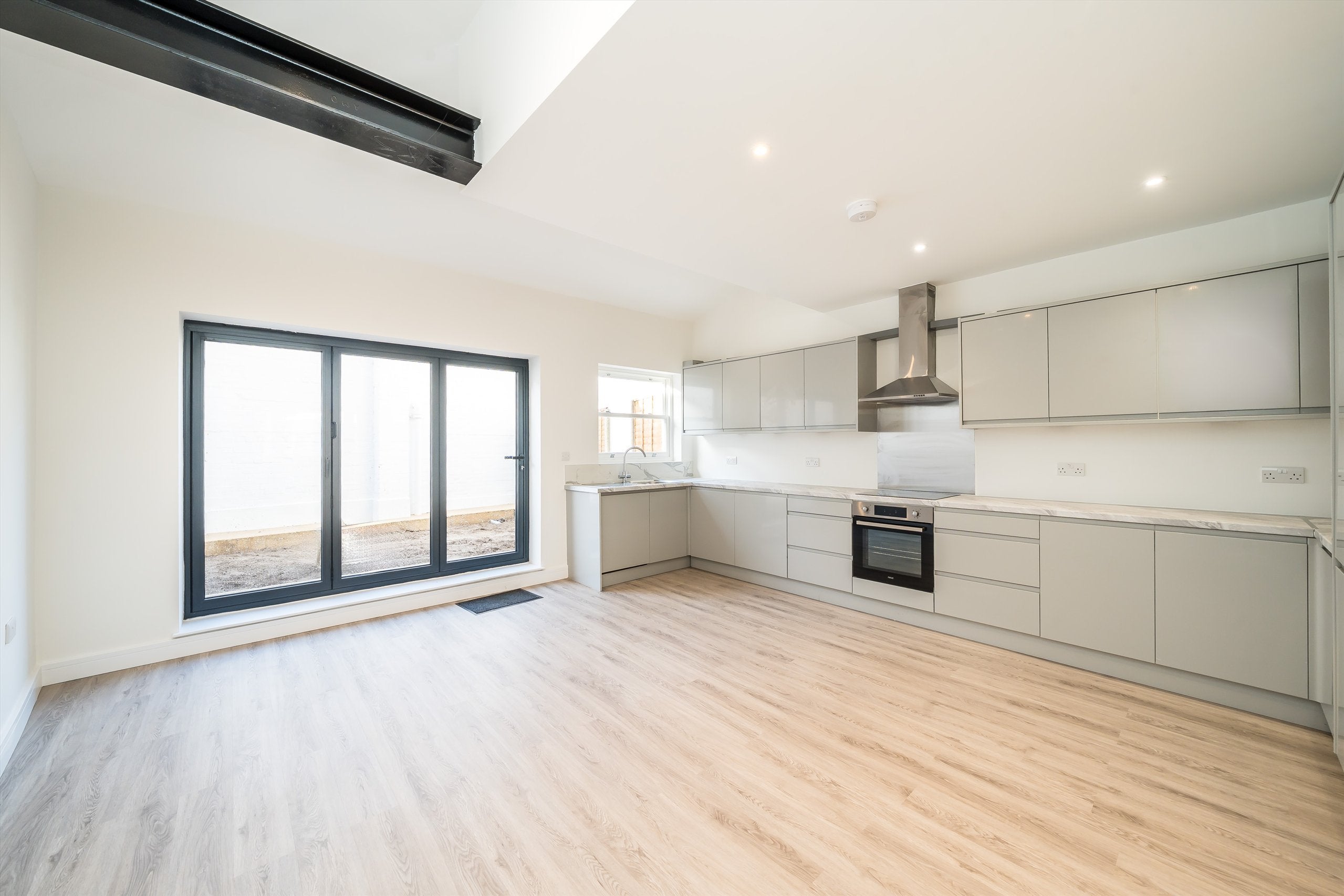Flat Sulina Road in Greater London