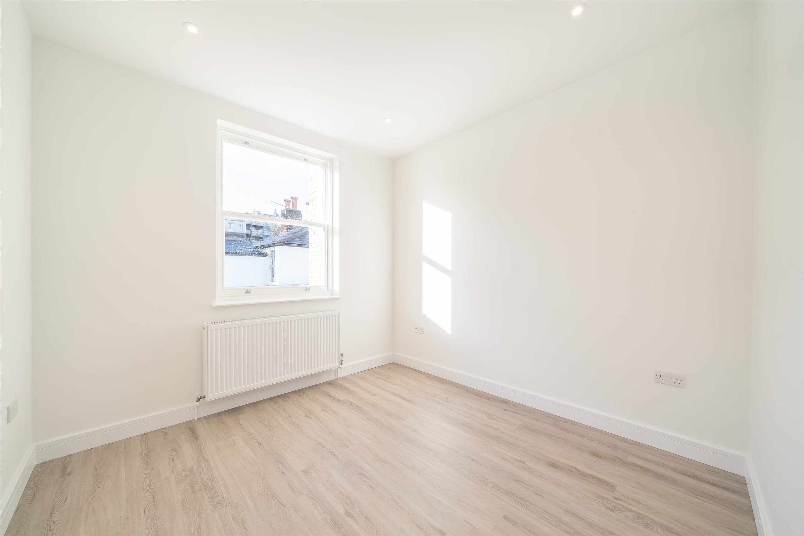 Flat Sulina Road in Greater London