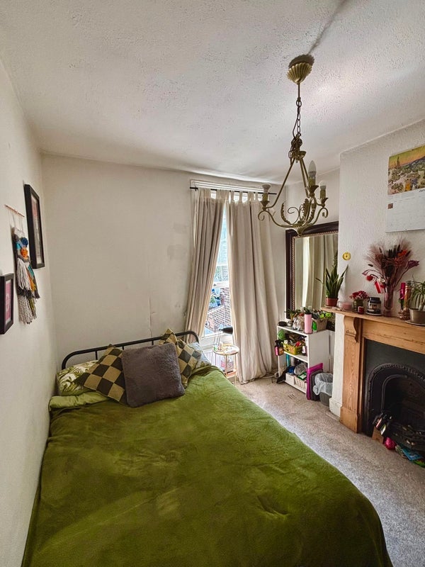 Room Connaught Road in Greater London