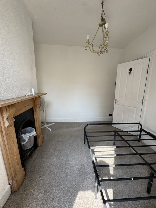Room Connaught Road in Greater London