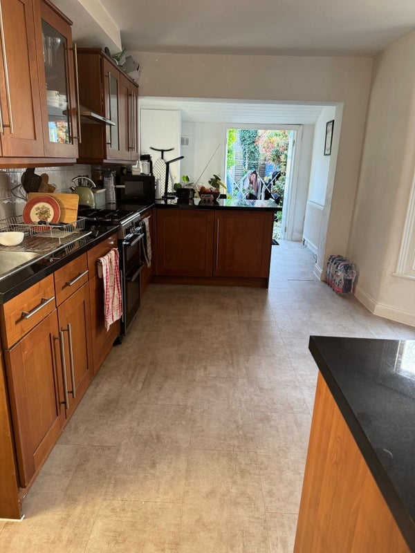 Room Connaught Road in Greater London